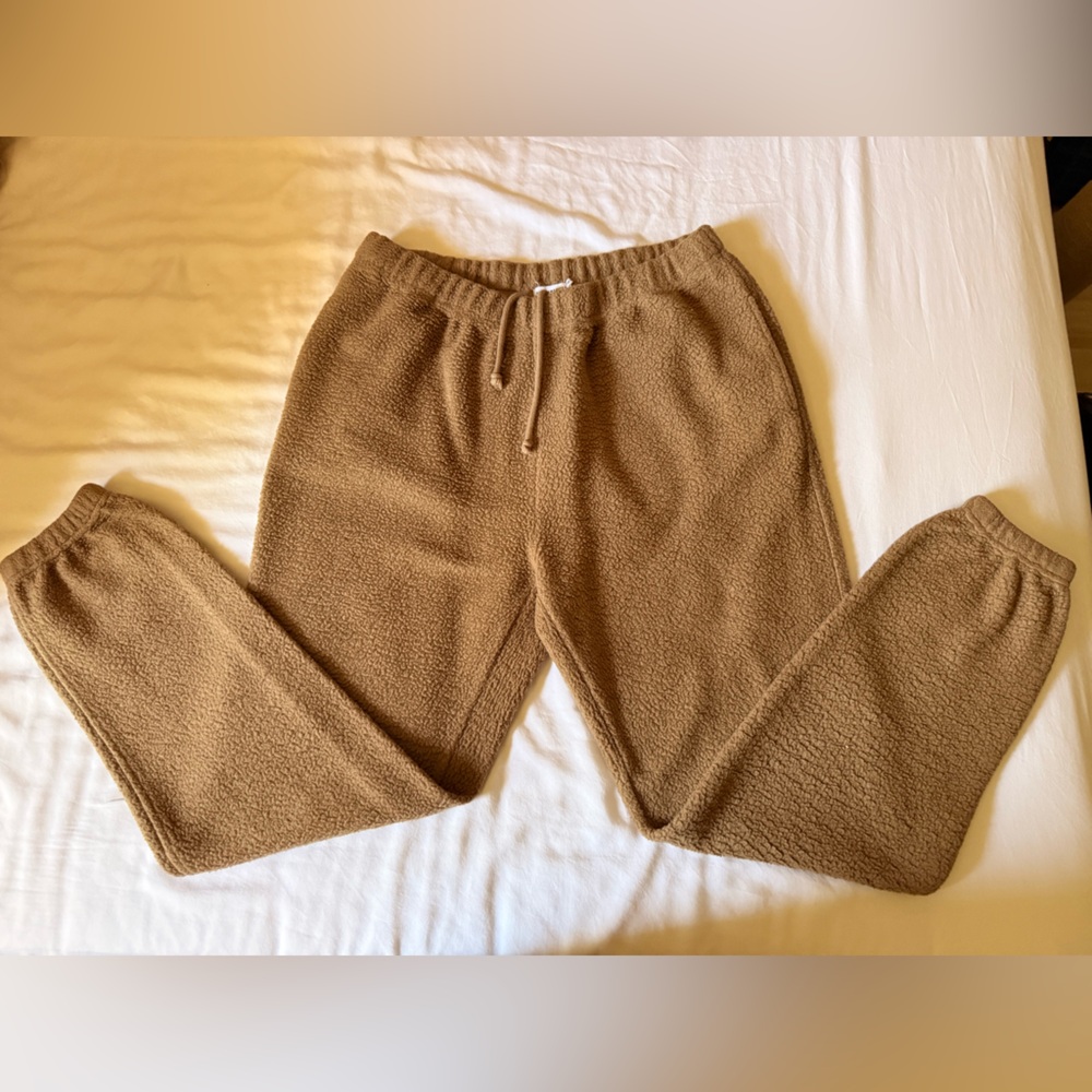 Good American Sherpa Sweatpants in Brown